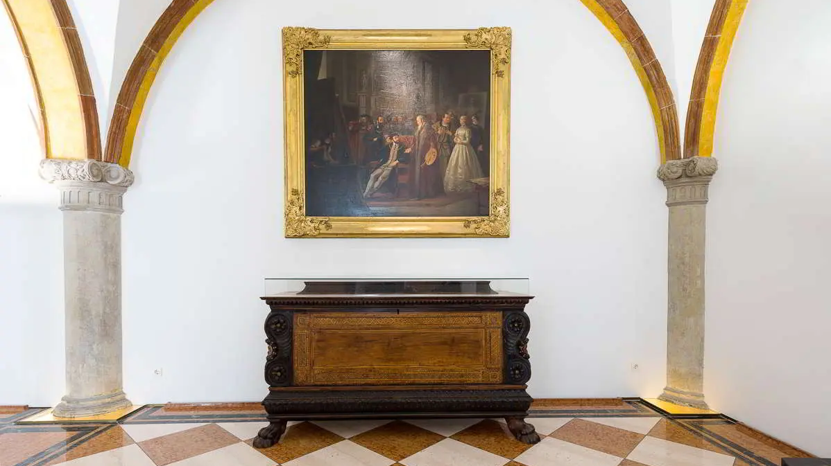 Fuggerbank Geschichte Tradition Fürst Fugger Privatbank Fürstenhalle mit einem Bild an der Wand in Goldumrahmt